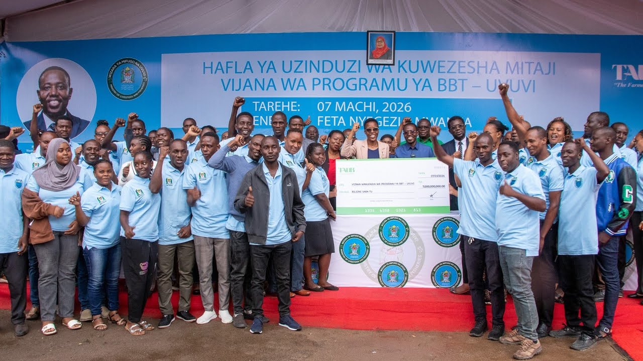 WAZIRI NANAUKA AKABIDHI TSH. BILIONI SABA KWA VIJANA KANDA YA ZIWA