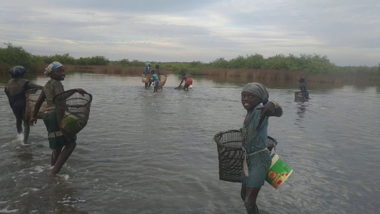 Pesca feminina em Edjaten 8