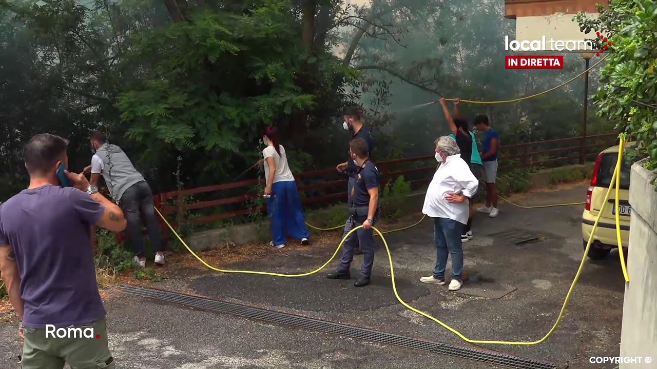 LIVE Roma, incendio divampa nella zona Ovest della città, brucia vegetazione a ridosso delle case