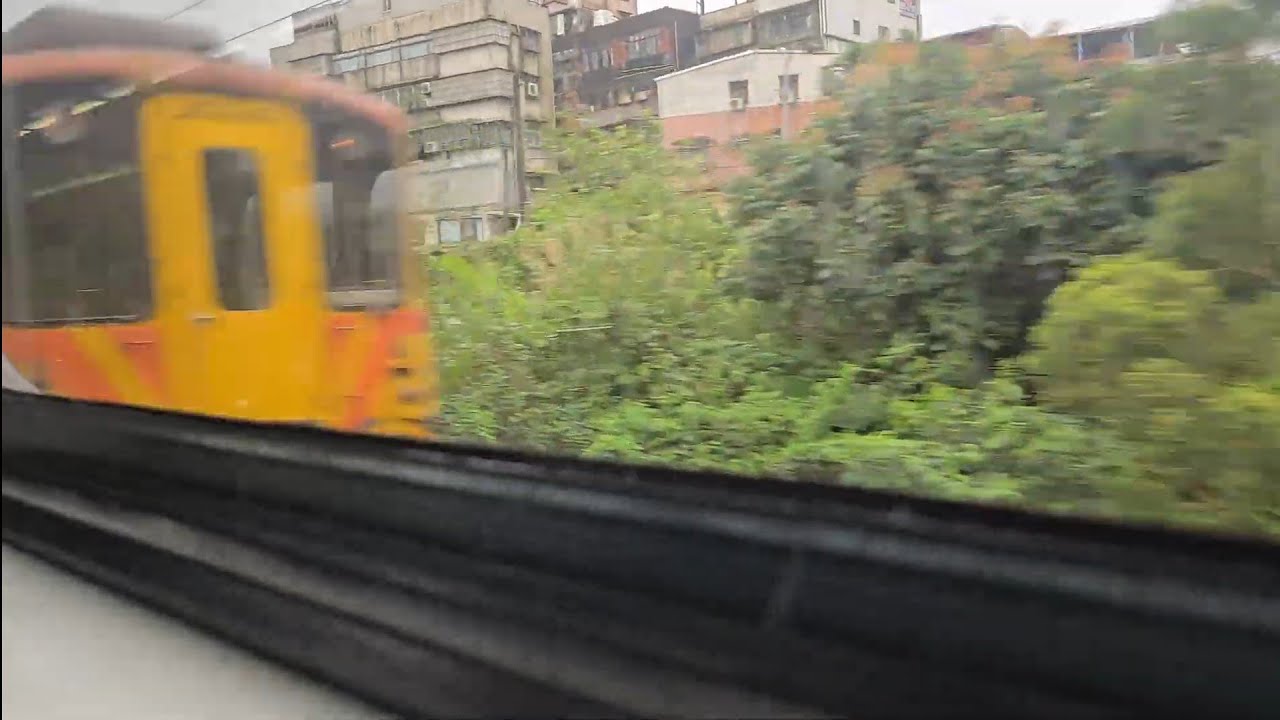 4715次菁桐發車經由平溪線開往八堵的三節DRC原色柴油客車，和4172次樹林發車經由宜蘭線開往蘇澳的EMU700型八輛二編組EMU710+EMU709阿福號區間車