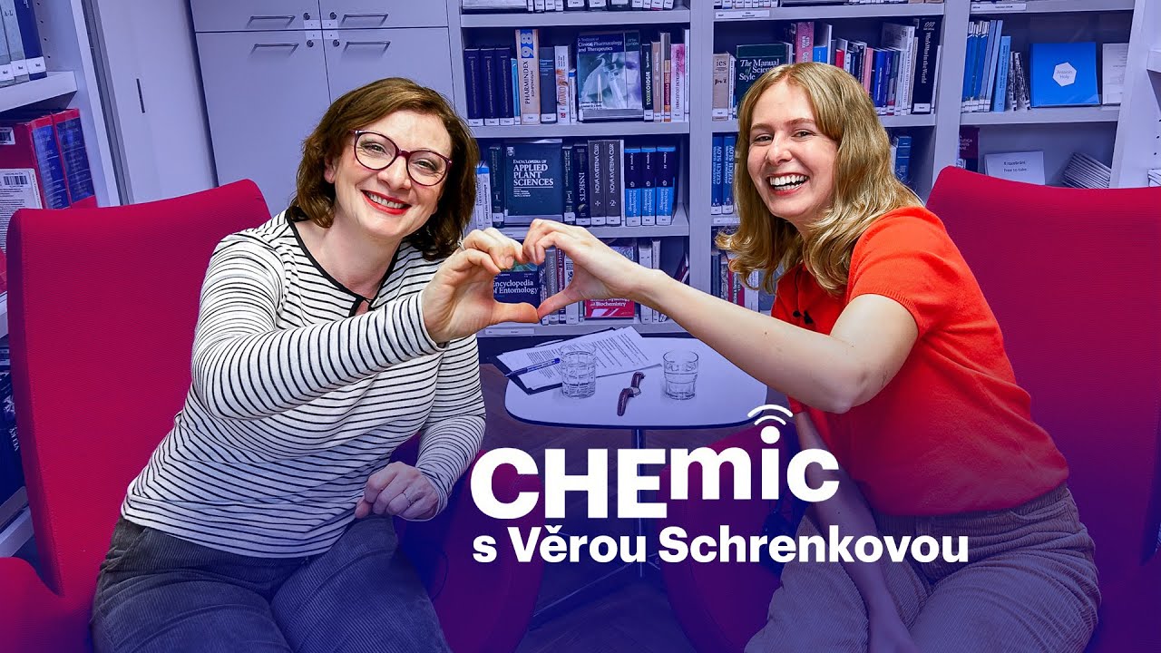 Když na molekuly svítíme, tančí rukou disko a nohou techno, říká Věra Schrenková–Podcast CHEmic #69