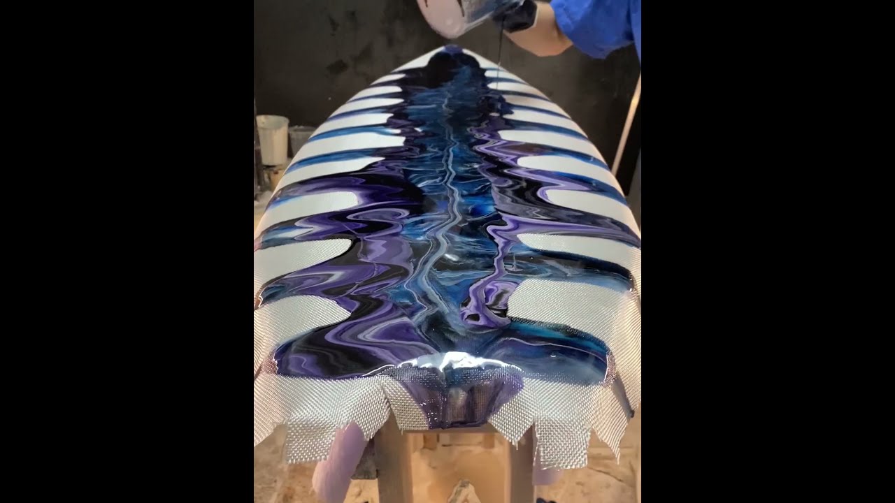 Glassing a surfboard using swirl designs