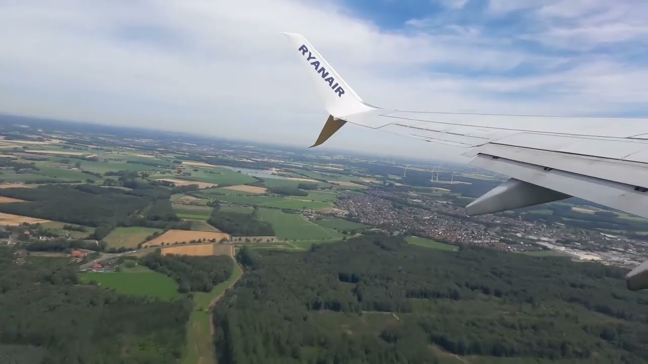 vertrek vanaf Airport Weeze - opstijgen met Parookaville op de achtergrond