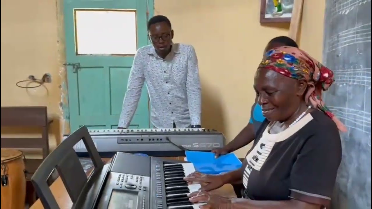 The oldest pianist in Kenya. 🔥🔥umri sio tija. lass .#musicviralvideo#pianotutorial#foryou 