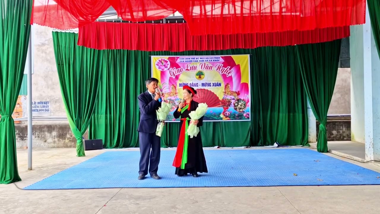 Ông phó bí thư chi bộ thôn 2 Cưprao cùng phu nhân mừng Đảng mừng xuân 2026.