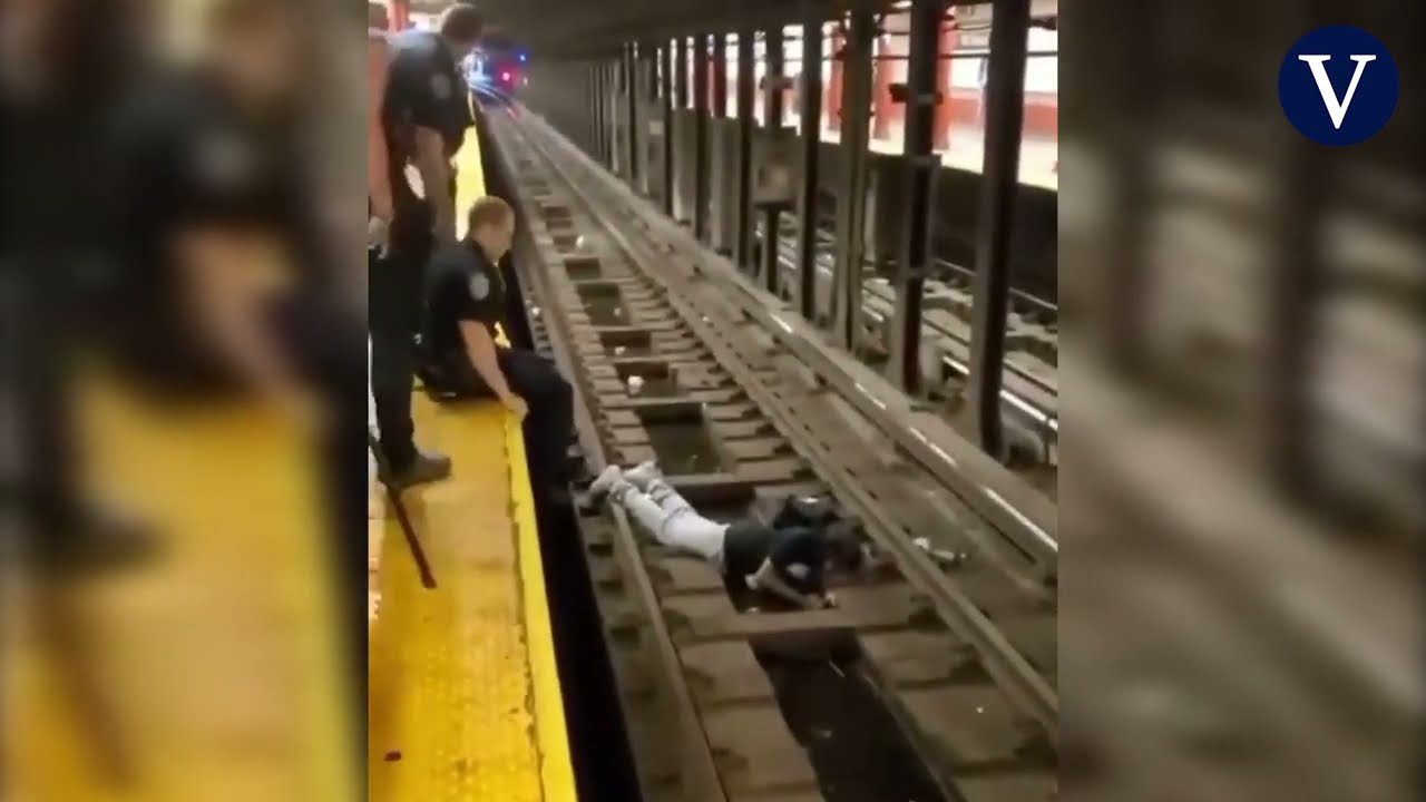 Dramático rescate de un hombre que cae desmayado en las vías del metro de Nueva York