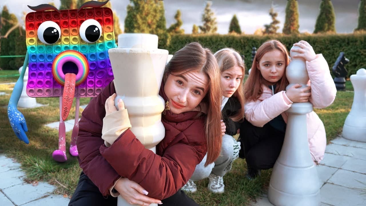 Nastolatki vs Potw&oacute;r 👹 OGROMNY POP-IT w prawdziwym życiu | Caramelkins PL