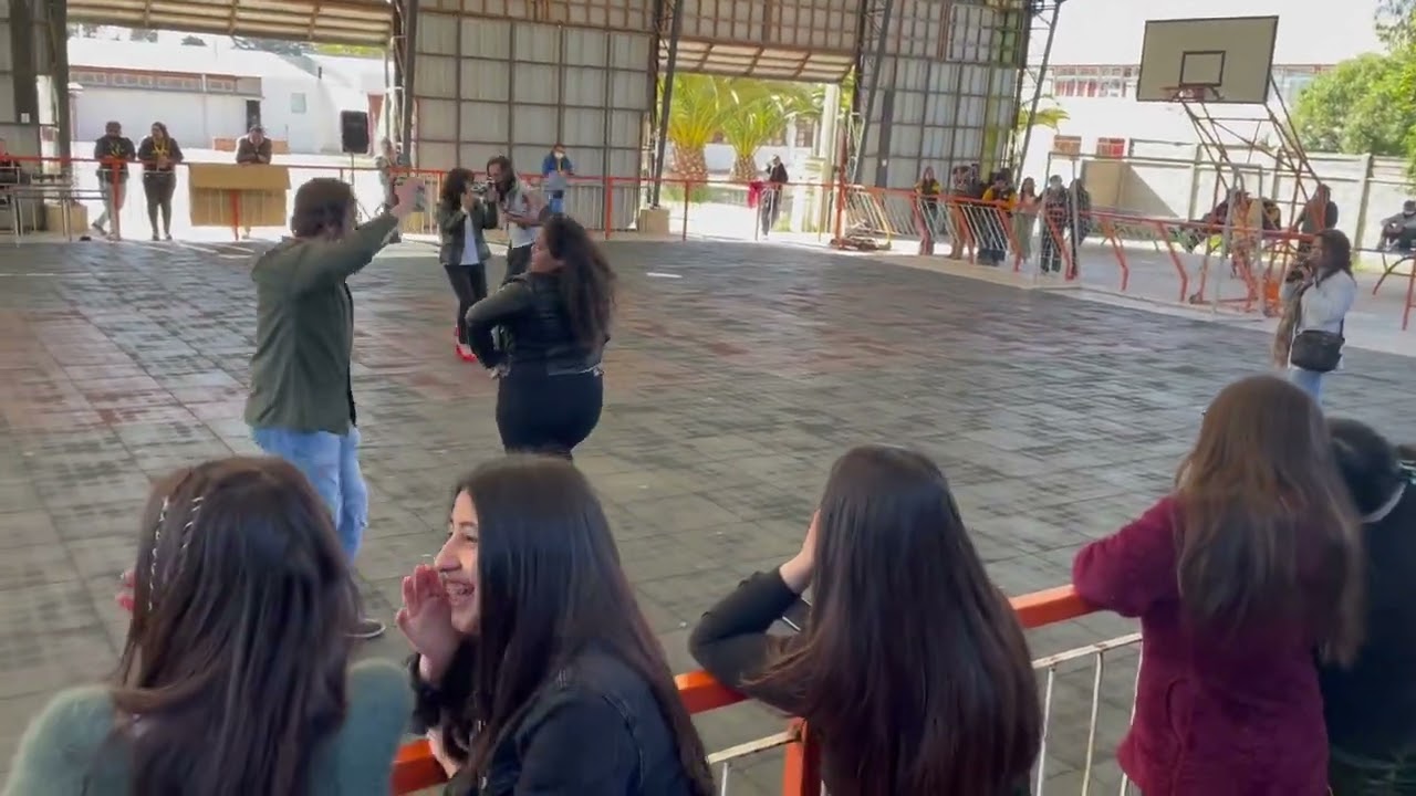 Profes bailando cueca 
