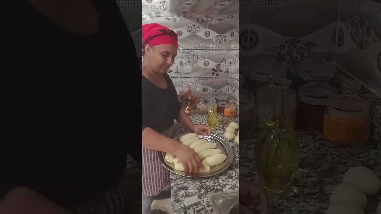 مرحبابكم لبنات انا ليوم حضرت طريقة عمل رزيزة المغربية الالة مولاتي