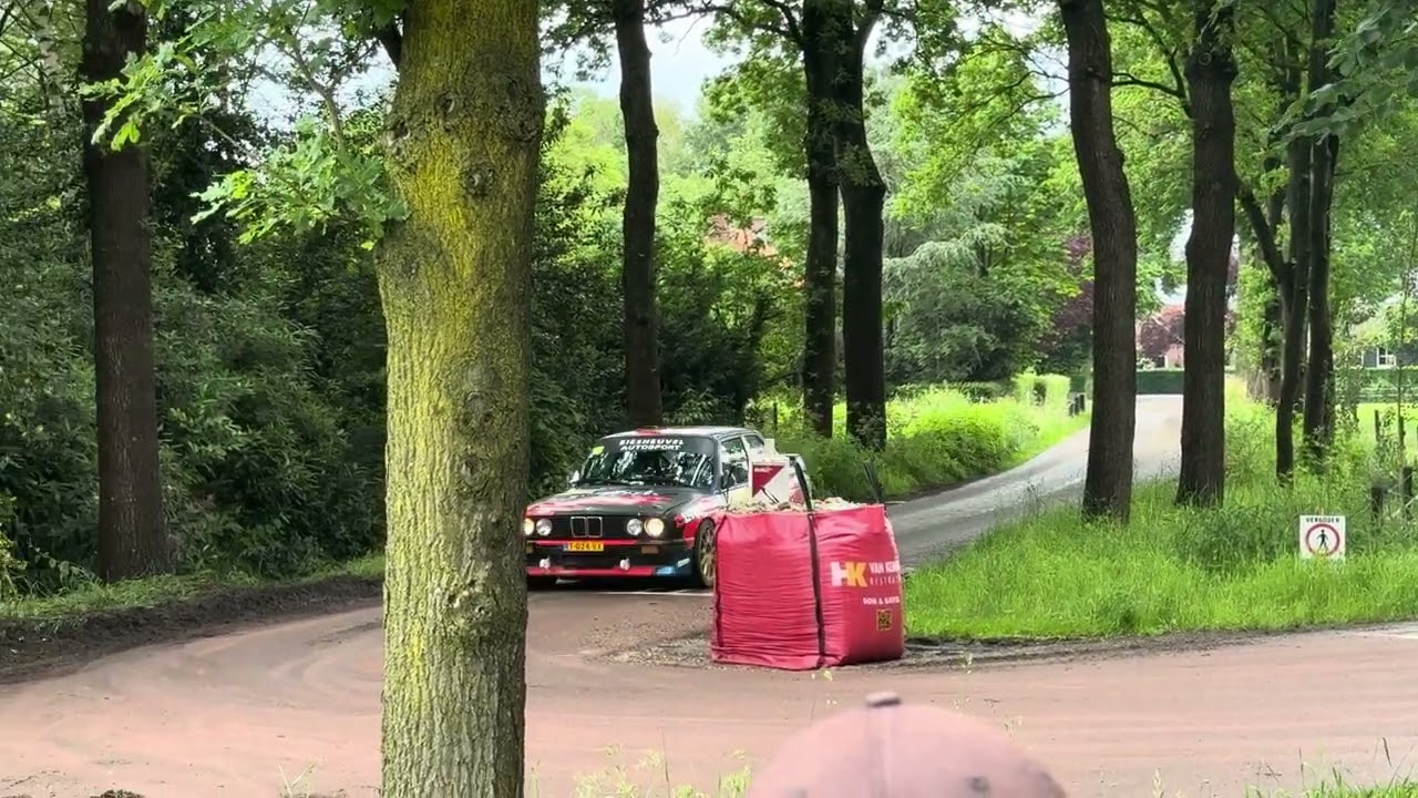 Ele Rally 2024 Historic BMW M3 E30 volle snelheid op de bocht af en driften wat een geluid