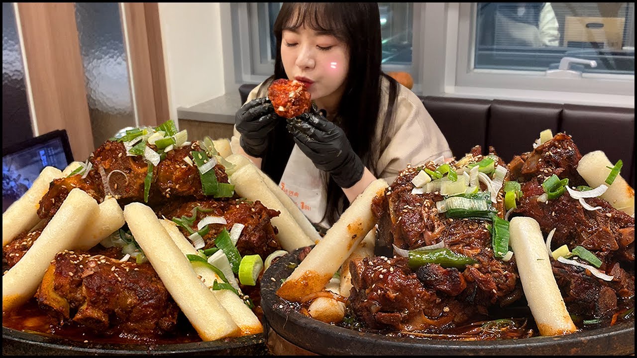 첫데이트에 감자탕 집에서 뼈뜯는 여자 어떤데? 뼈구이 먹방, 감자탕 먹방, 맛나 감자탕, 4개월만에 새로운 편집자님 첫 출연! Grilled bones ASMR MUKBANG 먹방