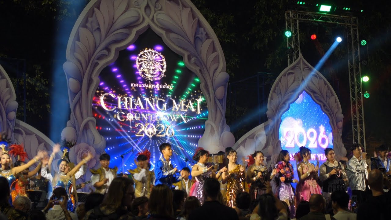 Silvester (3) 2025  - Chiang Mai, 31.12.25 - Tha Phae Gate Countdown - New Year's Eve