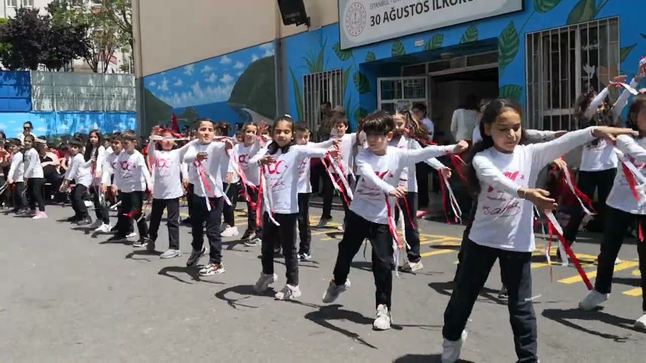 19 Mayıs Gösterisi İlkokul 3. Sınıf - Biz Atatürk Gençleriyiz hoyra ri ra ri ra hey!