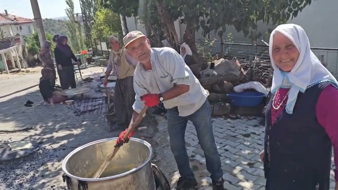 DEMİRCİ'nin RAHMANLAR KÖYÜNDE KAVUT HAYRI İÇİN KÖY SAKİNLERİ HELVA YAPIYOR 12-09-2025 