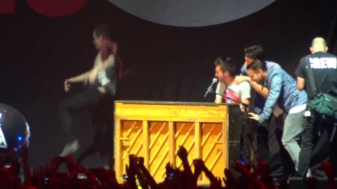 Twenty One Pilots - Holding On To You live @ The USF Sun Dome