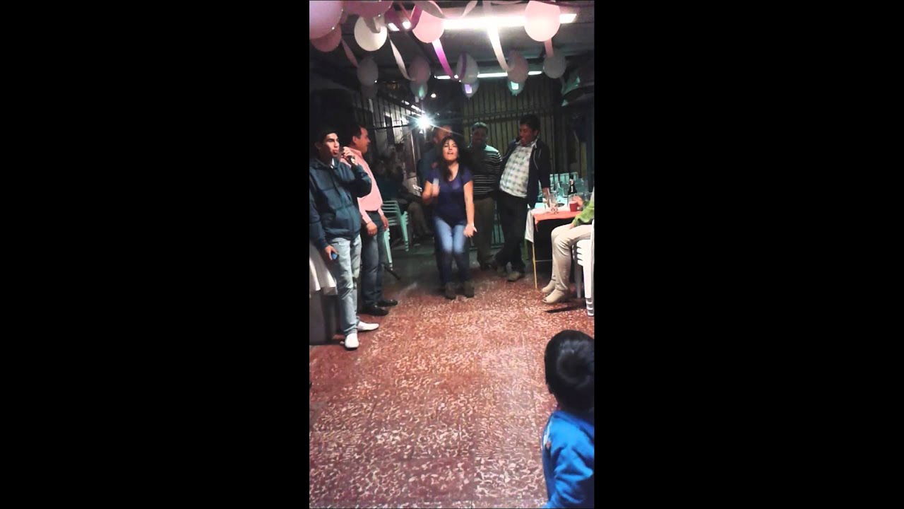 Mujer baila como loca en plena fiesta