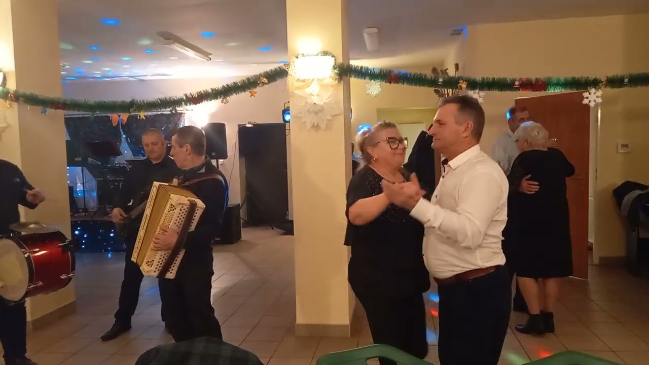 Piekny walczyk  zespołu,,Roland ,,z ,,Kapelą Andrzeja Mandeckiego,, na ,,Grudniowej biesiadzie,,