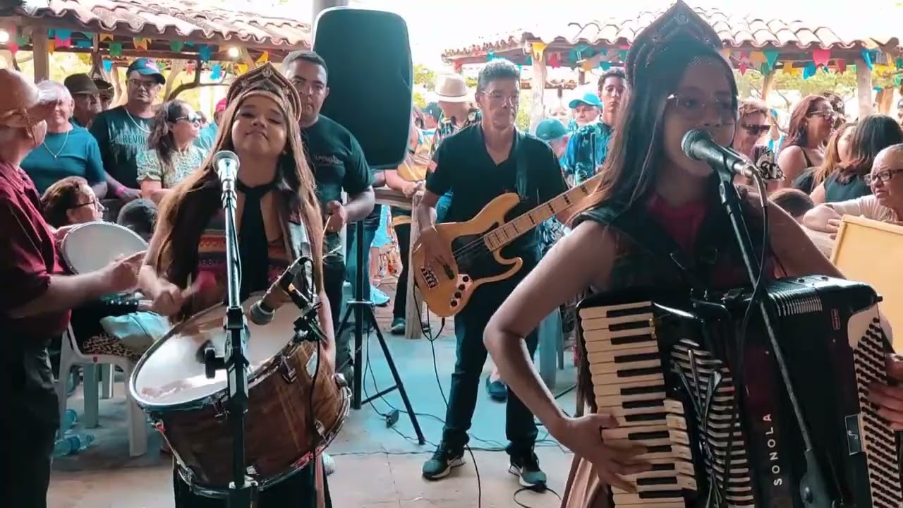 Laís Amaro e Luiza Amaro na casa de barro em Pocinhos-PB