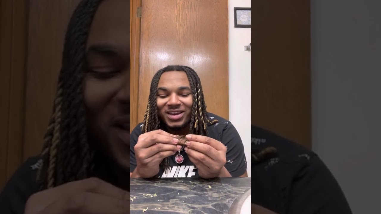 Rolling a backwood with the homie quick smoke session😮&zwj;💨🪵😎