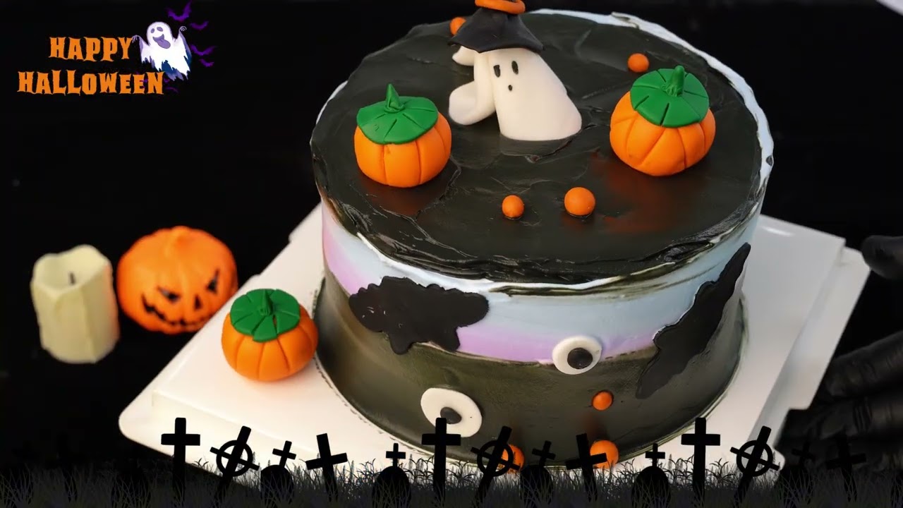 🎃 Make Halloween treats at home! Use liquid food coloring for easy, tasty cakes and fondant cookies.