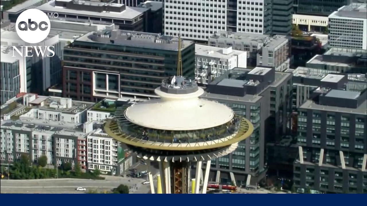 Смельчаки забрались на Space Needle в Сиэтле и спрыгнули с него