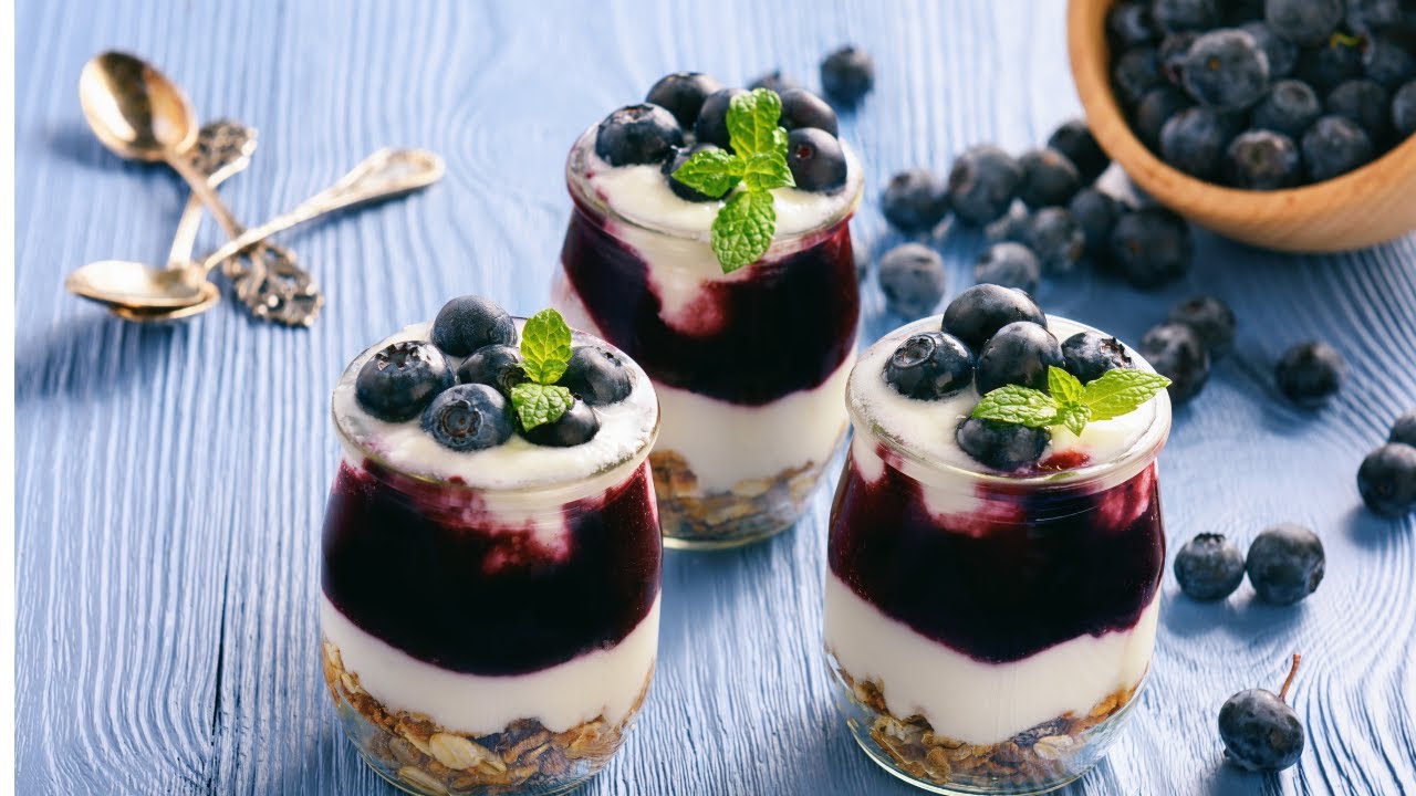 La Mousse Keto più Cremosa di Sempre: Yogurt, Mirtilli e Crumble Senza Glutine!