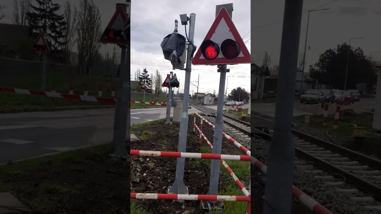 Teretni vlak 2 062 024 za Vukovar - Vinkovci prolazi u Vukovar Borovo naselje.