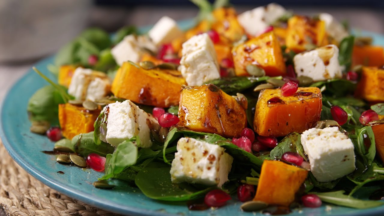 Warmer Kürbissalat mit Feta, Spinat und Honig-Senf-Dressing