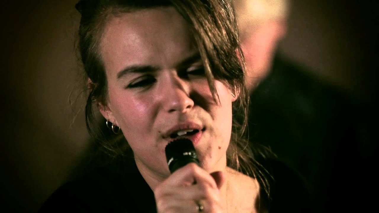 Scarlet Chives - In A Ground Floor Apartment (Here Today Sessions)