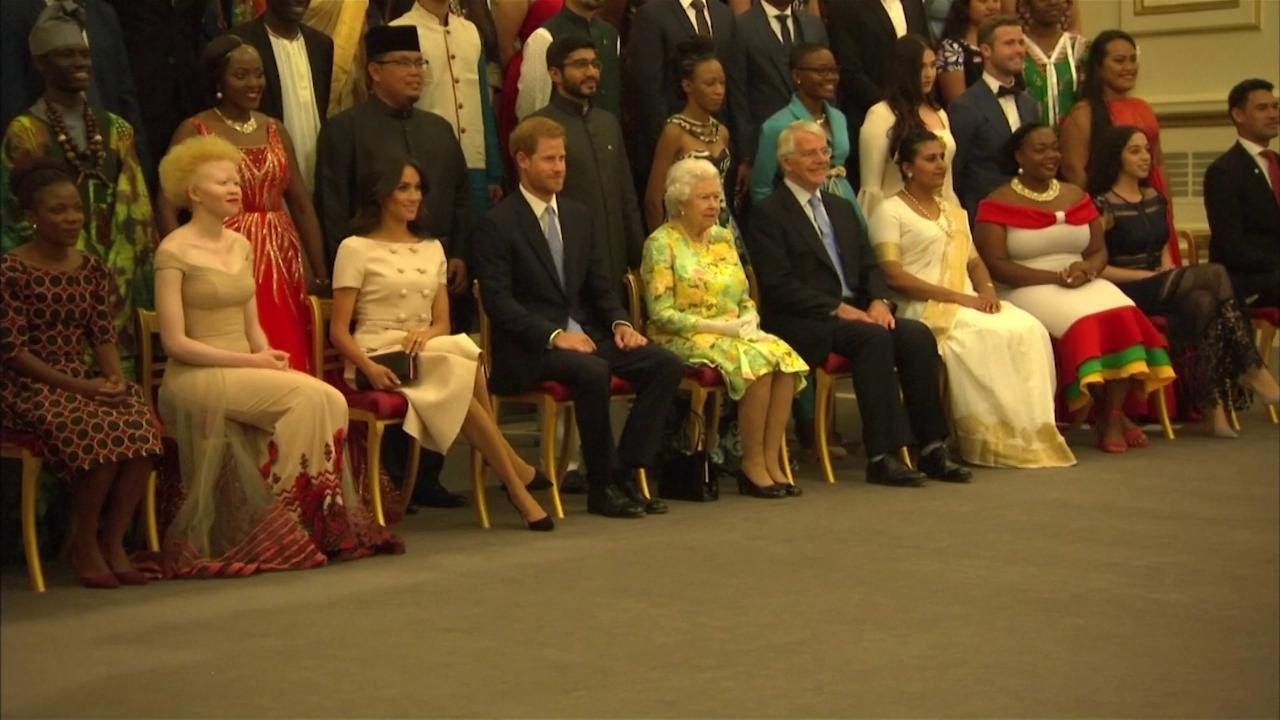 Che disastro Meghan: ecco perché gli esperti di etichetta la bocciano