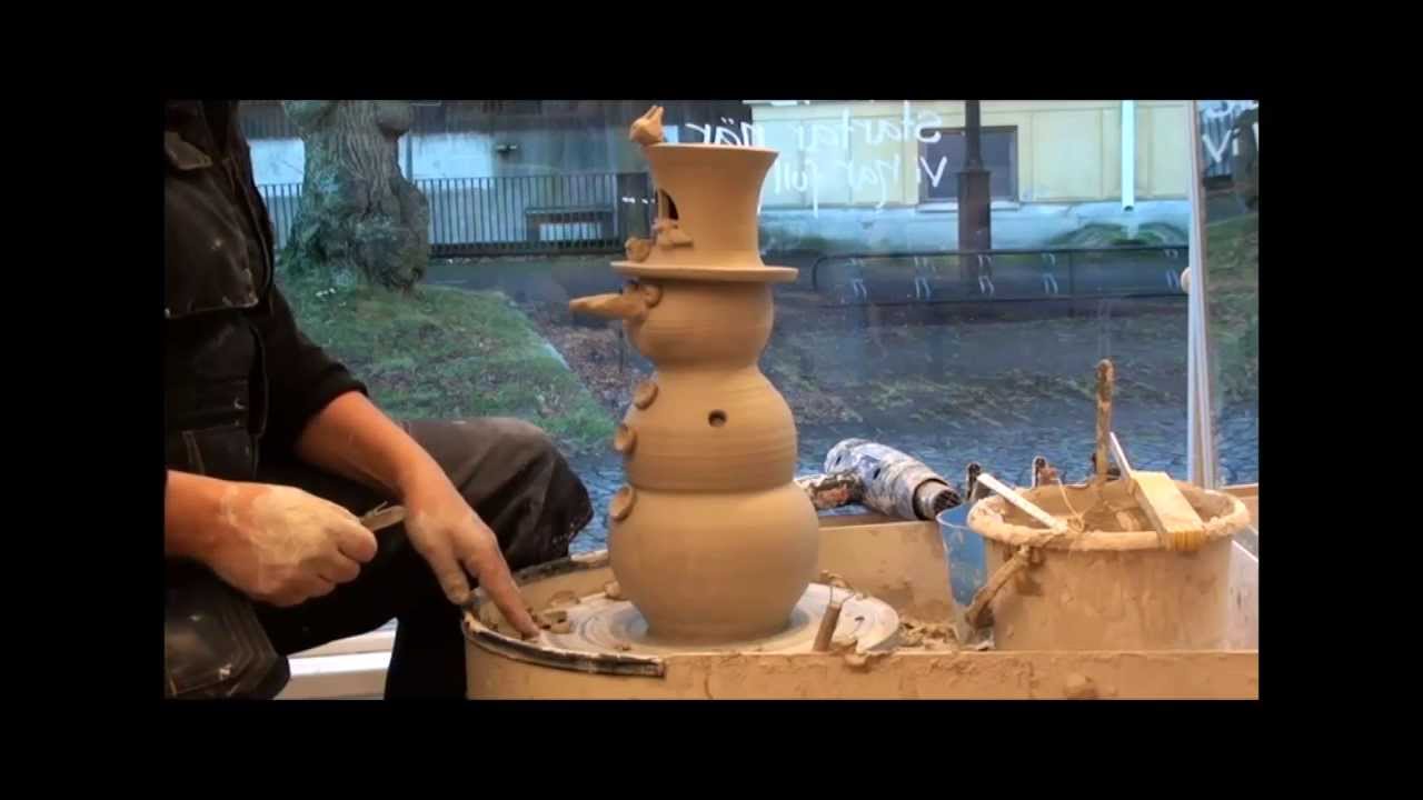 To make a snowman of clay on a potterswheel