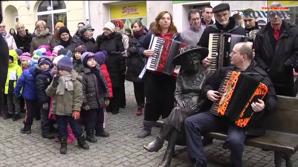Koncert akordeonowy przy ławeczce Hanki Bielickiej w Łomży
