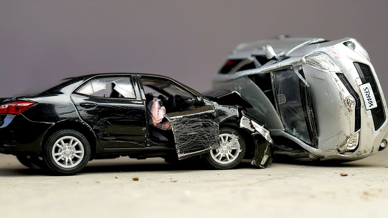 Toyota Corolla vs. Toyota Yaris/Vitz Diecast Crash Test &ndash; Epic Slow-Motion Destruction 😮 RP