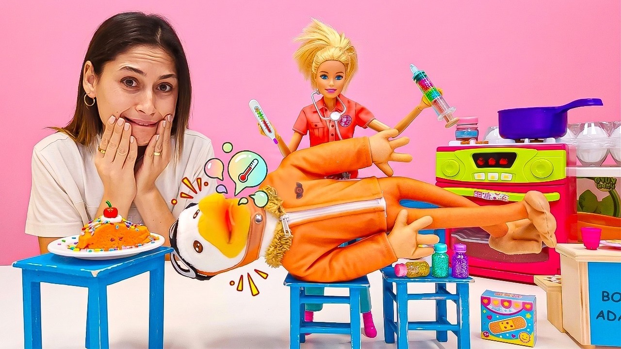 Ayşe kafesinde Kaptan Gaga'nın gagası &ccedil;atlıyor! Ona hemen yardım ediyoruz! &Ccedil;ocuk videoları