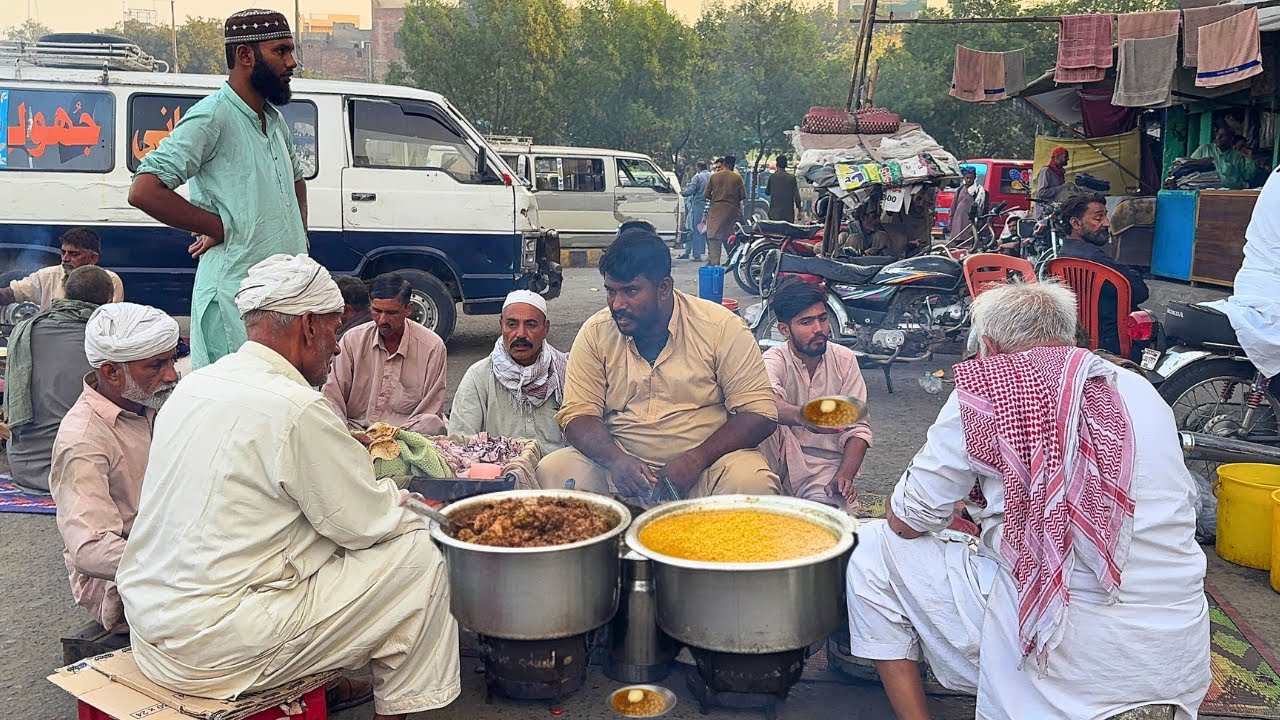 PAKISTAN'S 🇵🇰 WORKER FUEL! ROADSIDE SABZI, CHANNAY & DAAL | SHAHID NASHTA POINT