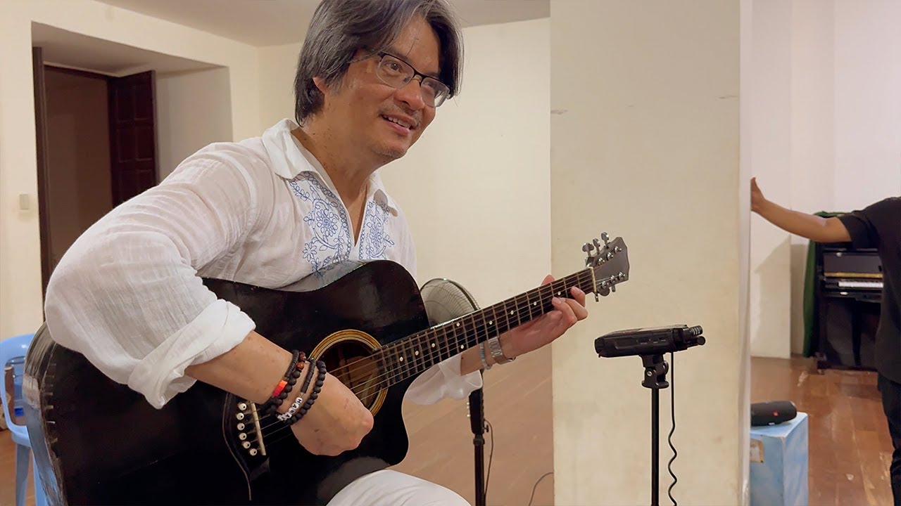 Guitarist Struggles But The Loboc Children’s Choir Saves the Day