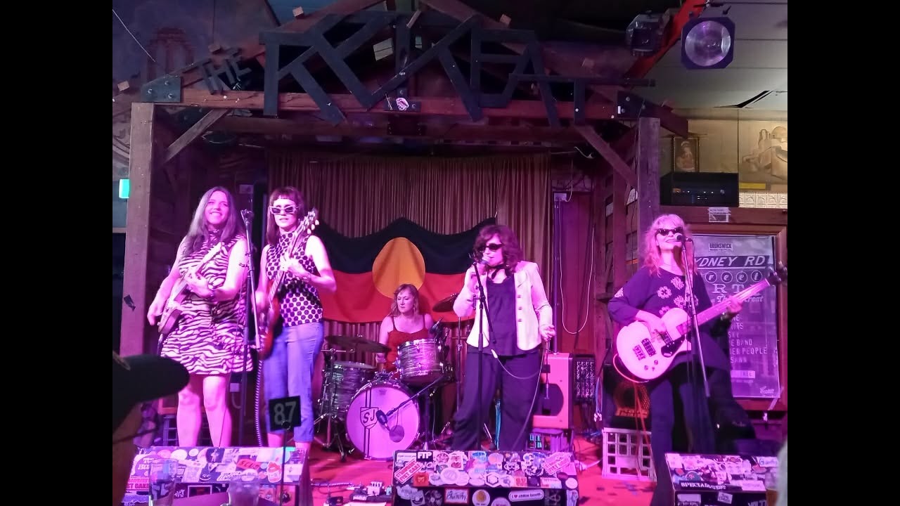 Penny Ikinger and The Wraylettes: 