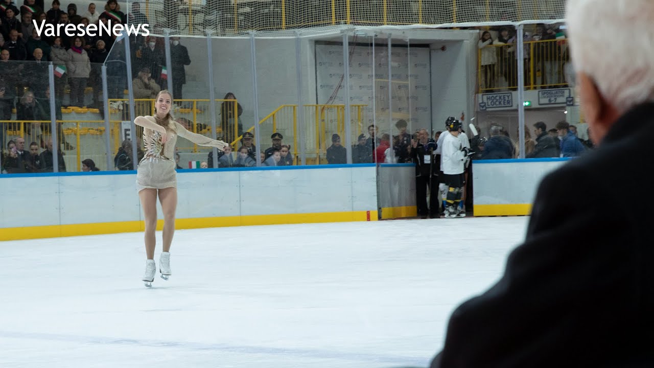 Carolina Kostner all'inaugurazione del Palaghiaccio di Varese