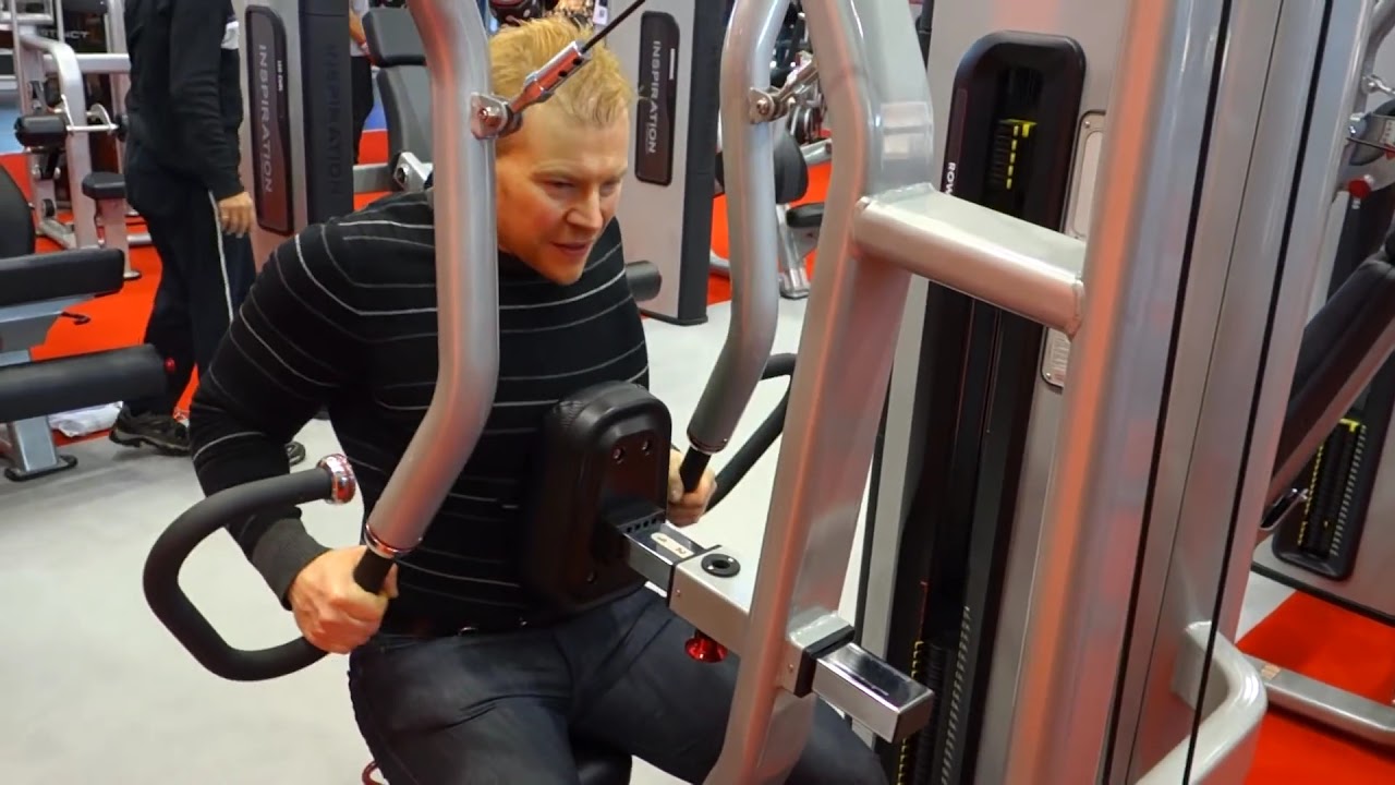 Michael Gundill compare un rowing Star Trac au Hammer Strength