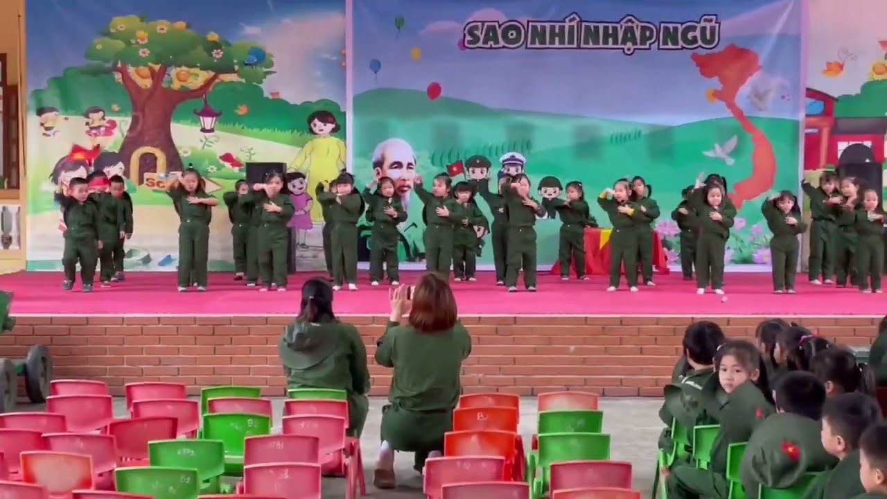 Múa Bác cùng chúng cháu hành quân