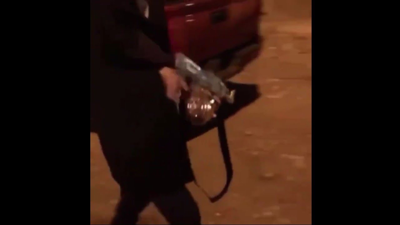 El P1 de la lima firing his gold AK
