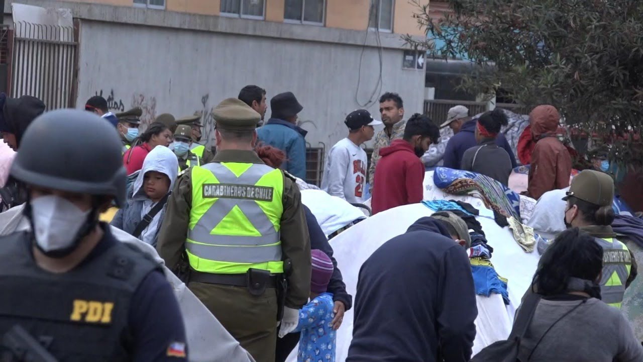 Crisis migratoria en el norte: Desalojan a venezolanos de plaza de Iquique