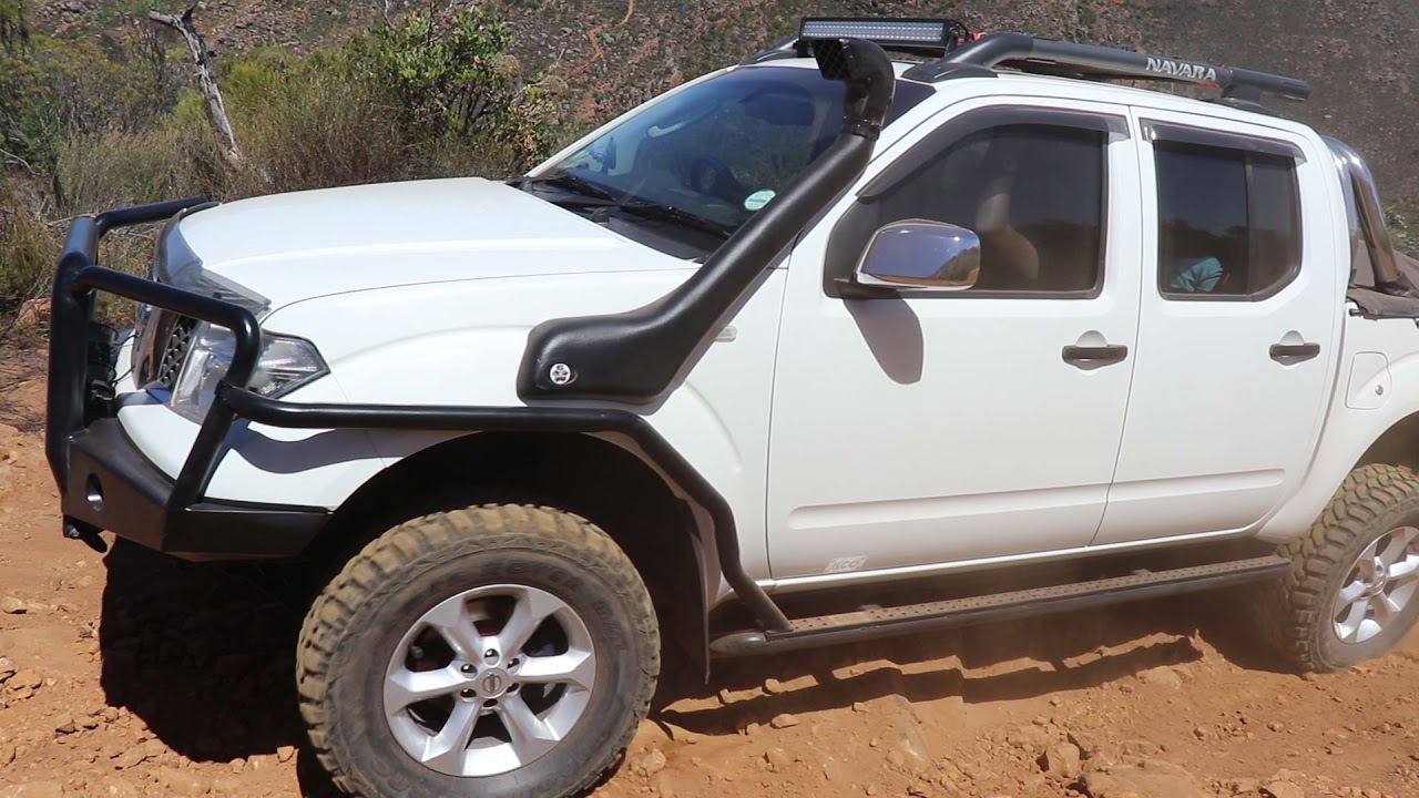 Twinlocked Nissan Navara fun at Boegoe Berg 4x4