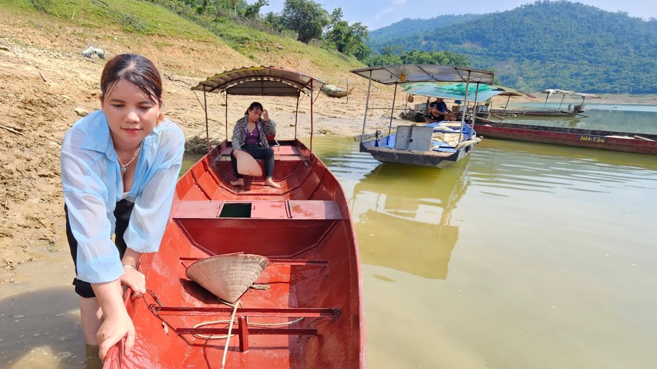 The girl completed the boat and transported it to Thanh Cong lake.