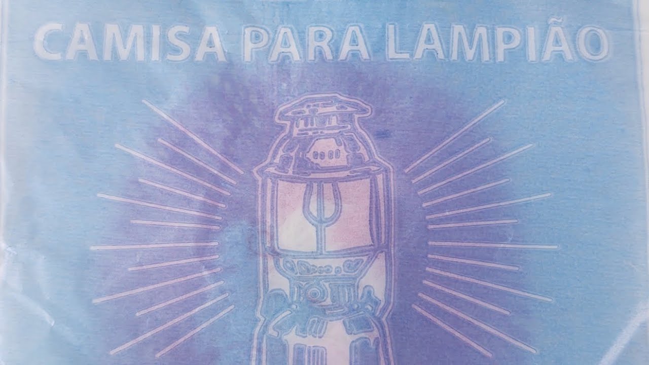 mostrando o melhor jeito de amarrar a camisa do lampião !
