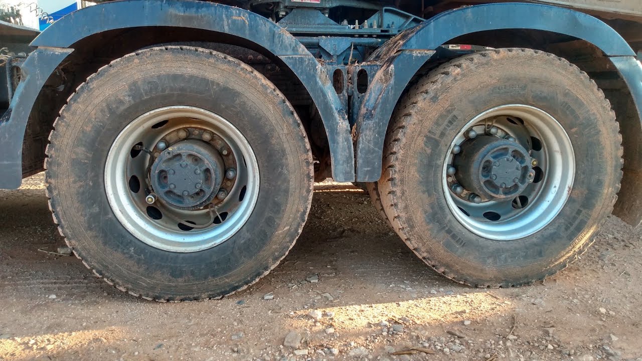caminhão 6x4 o eixo da frente puxa o de trás ou  de trás empurra o da frente?