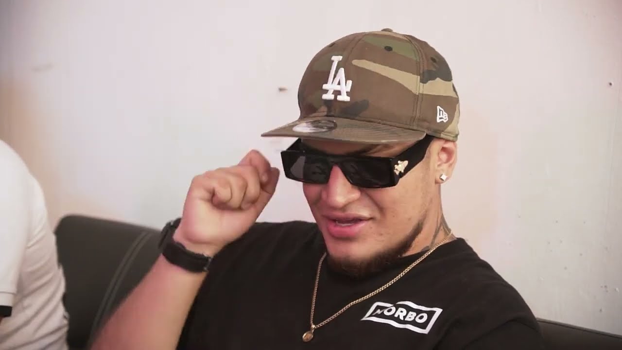 MNZR  | Una mente psicodélica en el cuarto del pánico  | Los Menos Calle