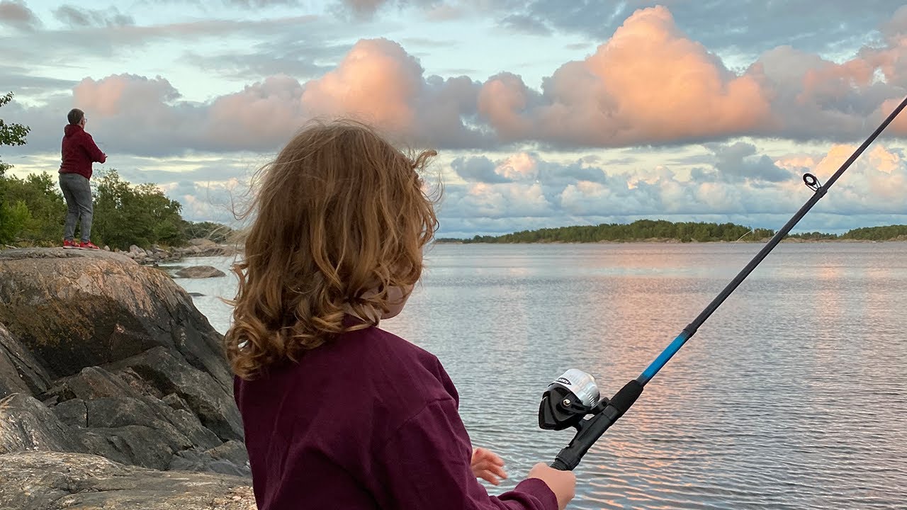 Skärgårdsliv med fiske, bad och en nyfiken mink