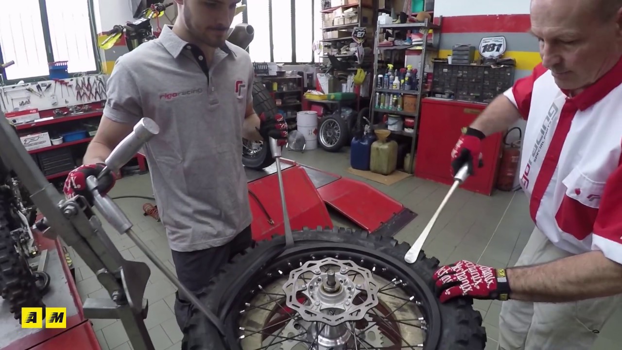 Tutorial Moto: come si cambia la camera d'aria
