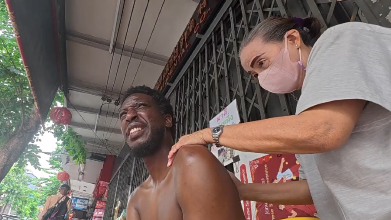 💆‍♂️ Amazing Traditional Thai Street Side Gua Sha Massage & Facial with Threading – Bangkok 🇹🇭